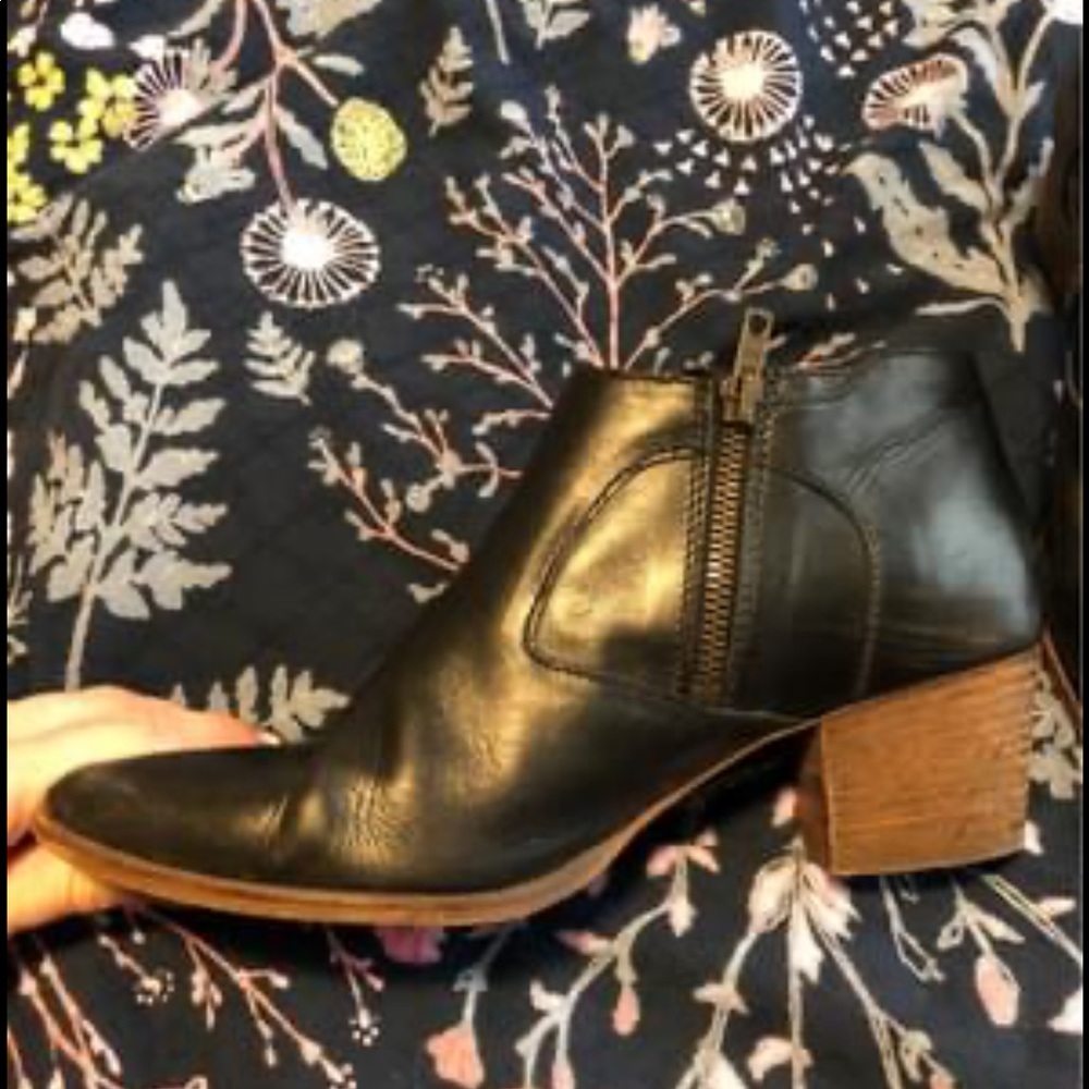 Madewell Pointed Toe Leather Booties - Picture 2 of 8